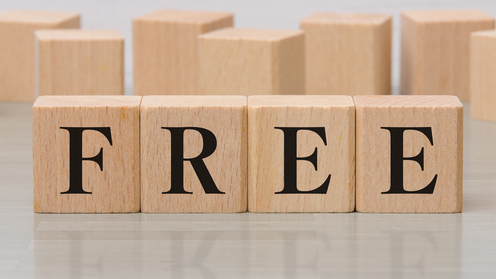 FREEと書かれた木製ブロック