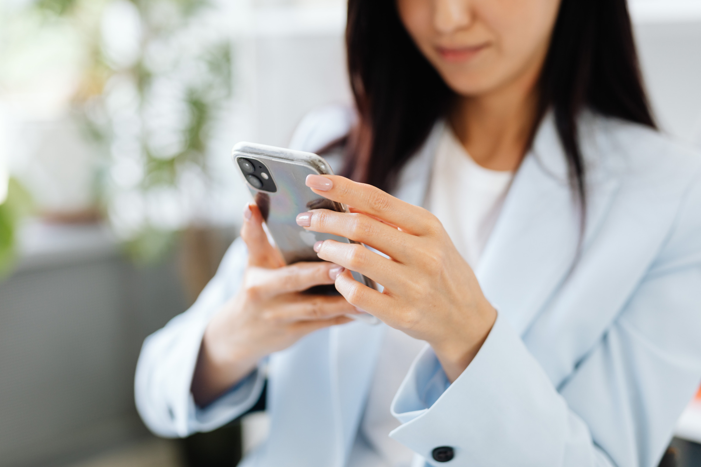 スマートフォンでお店の情報を確認するお客様